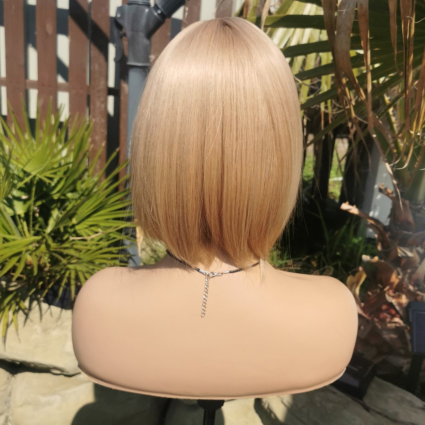 Paris short straight blonde synthetic wig